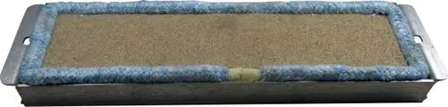 Putzdeckel mit einem grauen Metallrahmen und einer sandfarbenen Oberfläche, umgeben von einem blauen Stoffrand, geeignet für Wolf-Produkte.